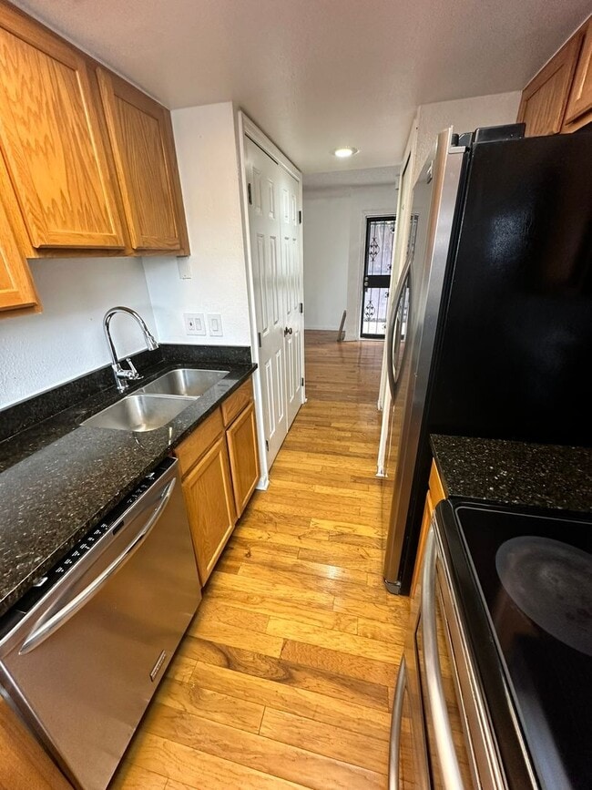 Building Photo - Spacious 3 Bed, 2 Full Bath Townhome near the Highline Canel!