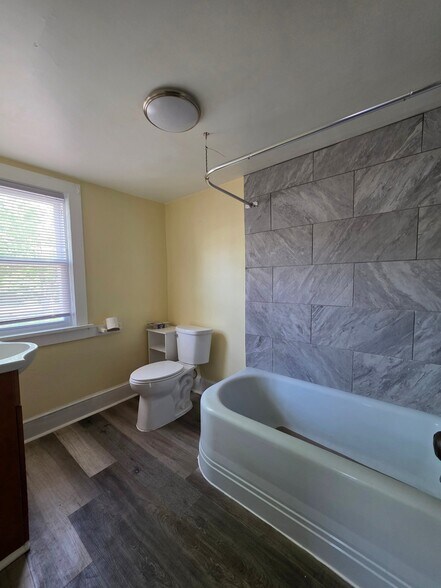 Building Photo - 2805 PA-611