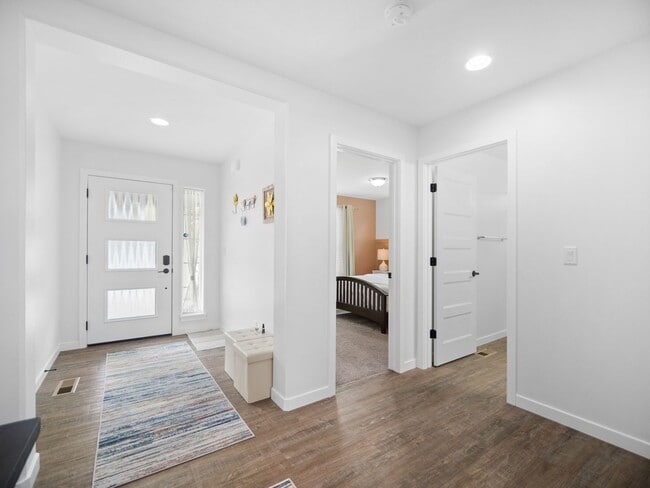 Building Photo - 4 bedroom Modern Home at Eagle Ridge Estates