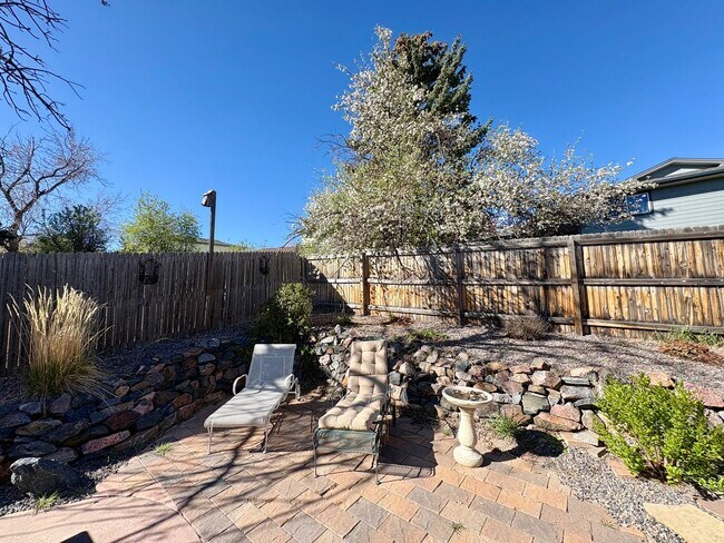 Building Photo - Stunning Morrison 3 bed/2 bath Corner Lot