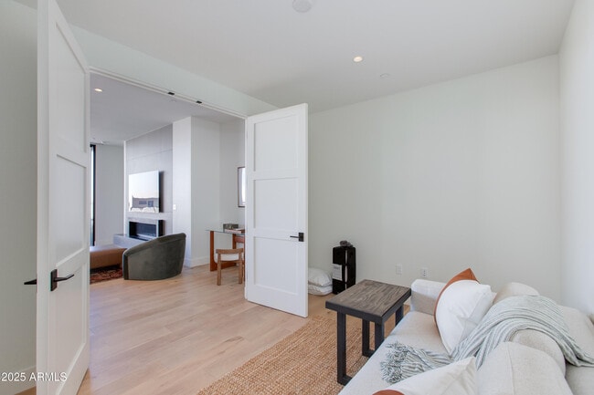Building Photo - 5000 N Camelback Rdg Dr