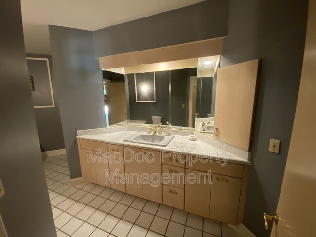 Building Photo - 11225 N Club Dr