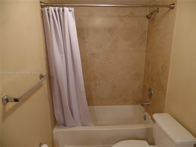 Building Photo - 2811 N Oakland Forest Dr