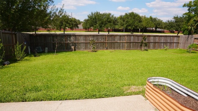 Building Photo - 3915 Summerfield Dr