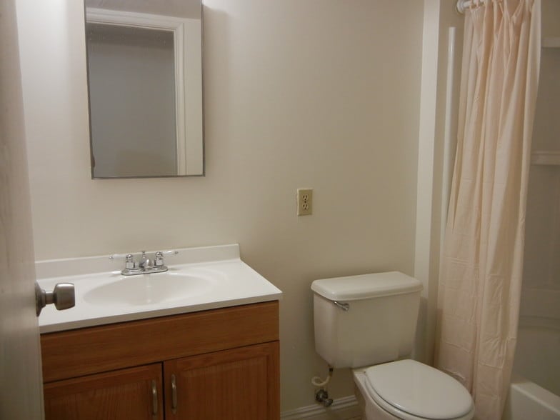 Bathroom - 1468 Corson St