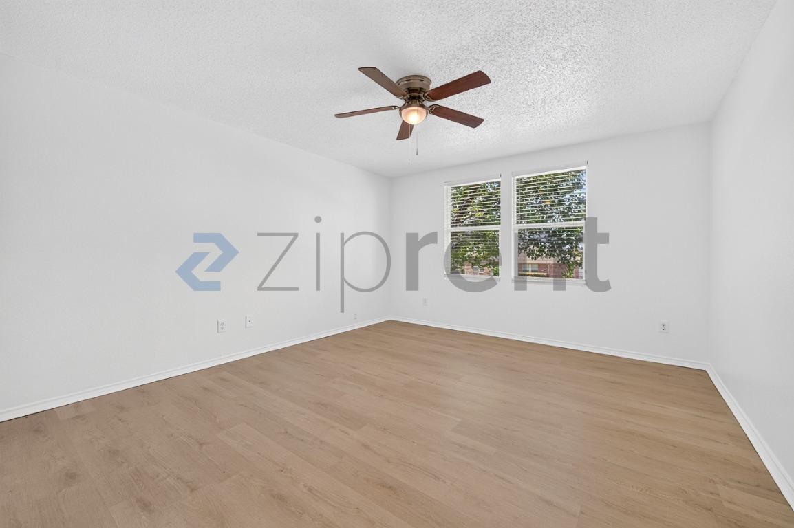 Building Photo - Unit