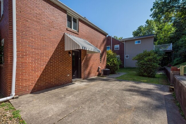 Building Photo - AVAILABLE OCT 1ST!! GORGEOUS & TOTALLY REN...