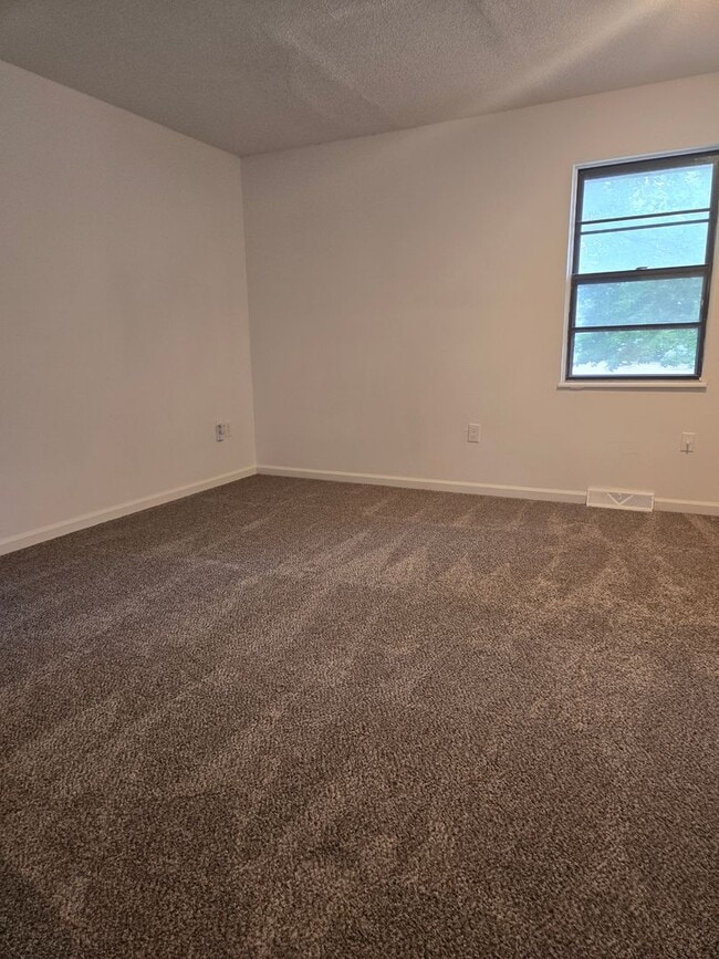 Building Photo - Huge 1/2 Duplex in Olathe