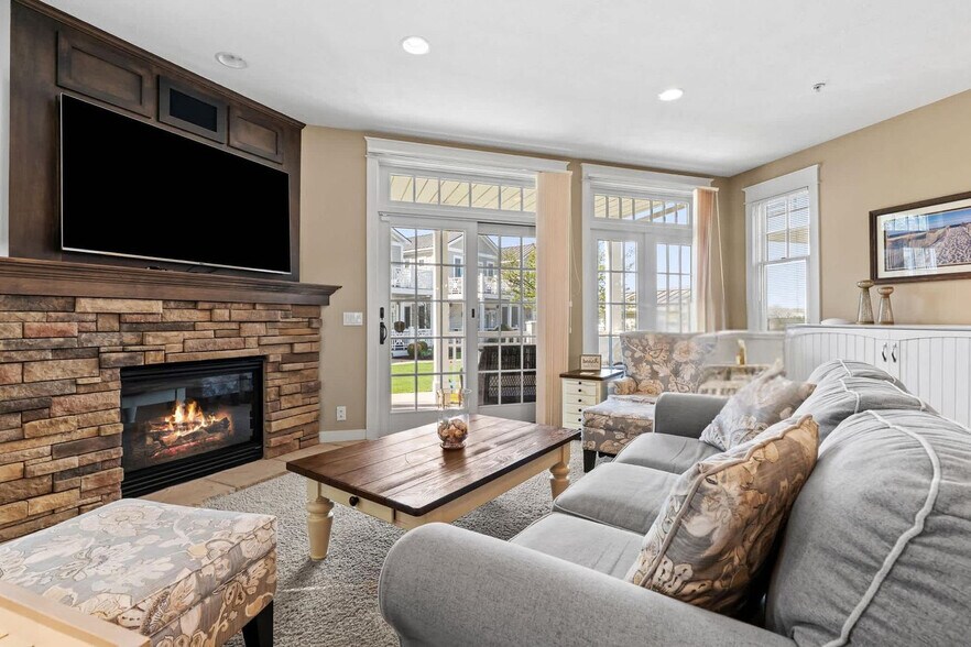 Building Photo - 807 Lake St