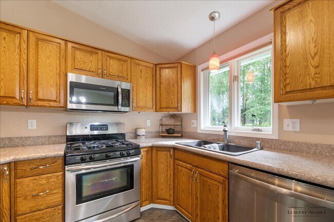 Building Photo - Beautiful 4 Bedroom 2 Bathroom House!