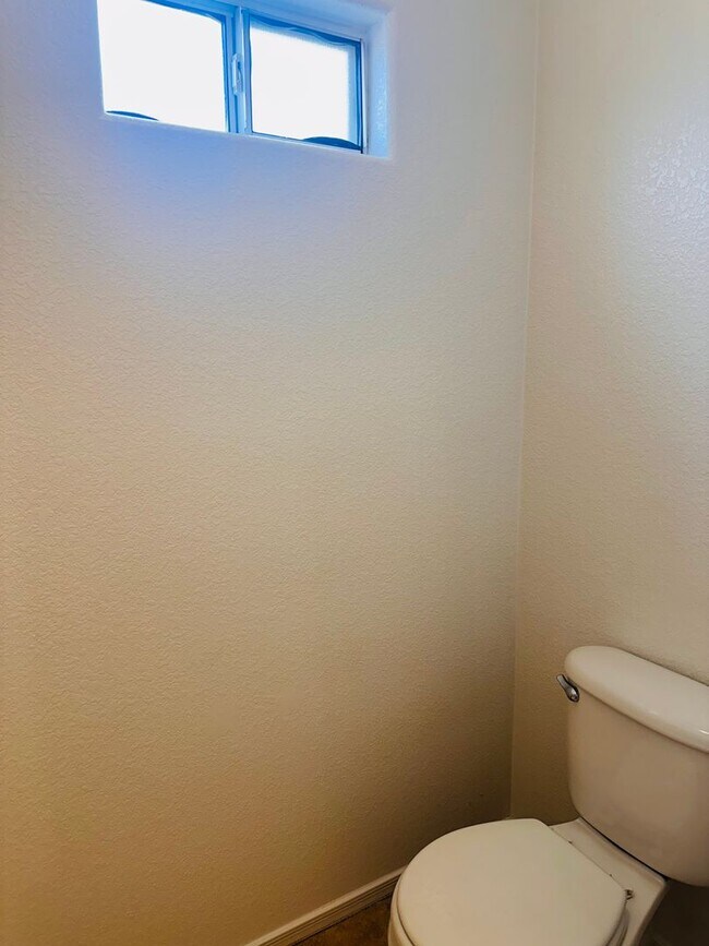 Building Photo - LOVELY HOME - 2 BEDROOM PLUS LARGE DEN - LARGE YARD