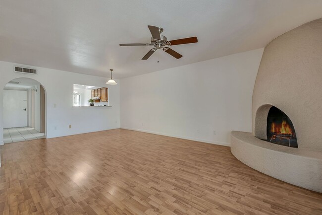 Building Photo - East-2 bedroom/ 2 bathroom townhome