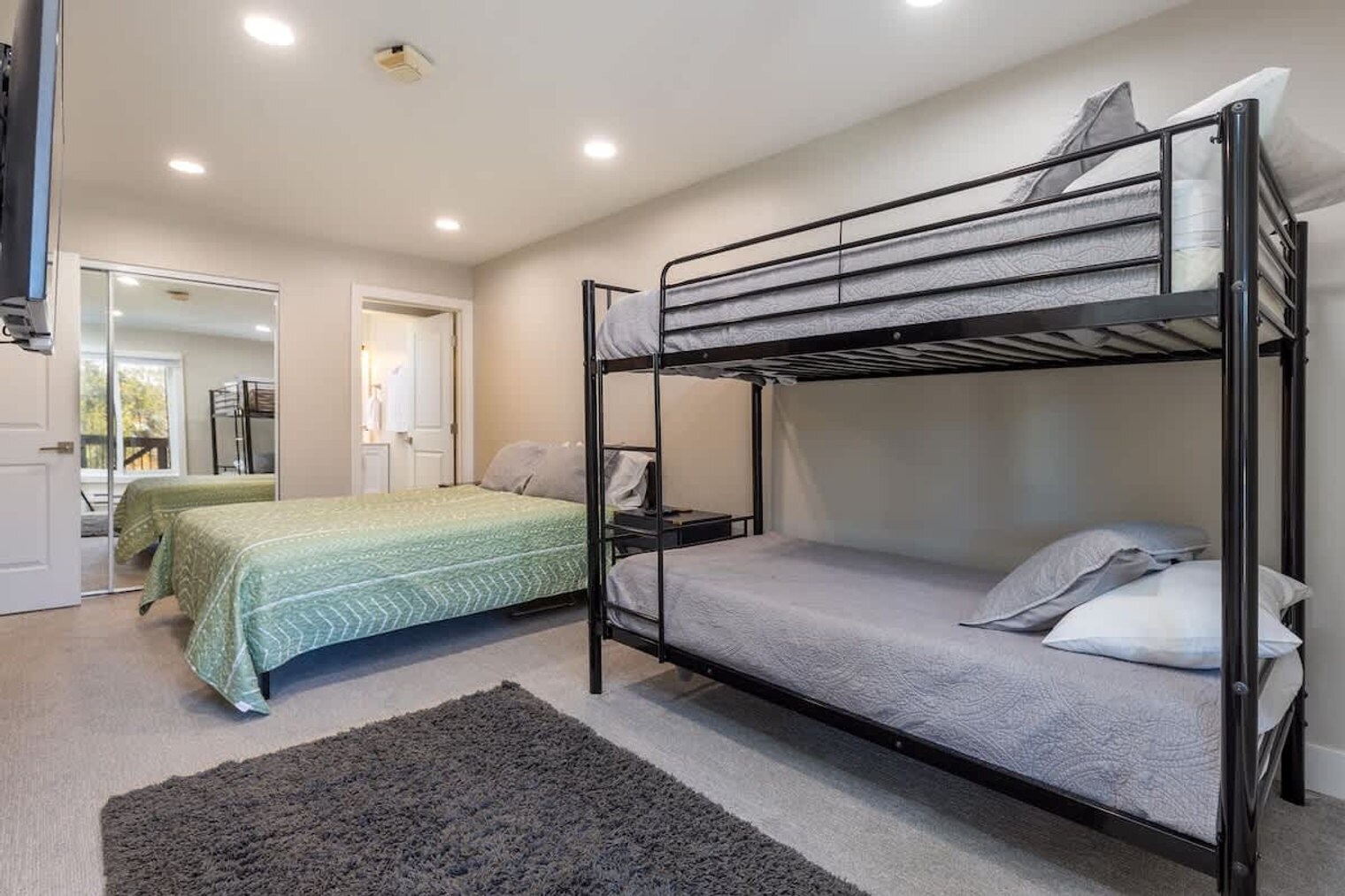 Building Photo - 815 Columbine Rd