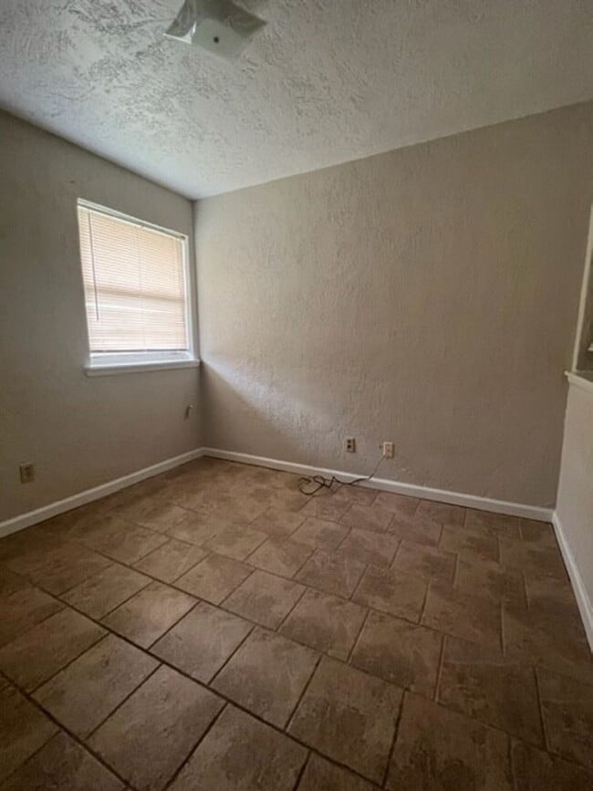 Building Photo - 17 NW 25th St