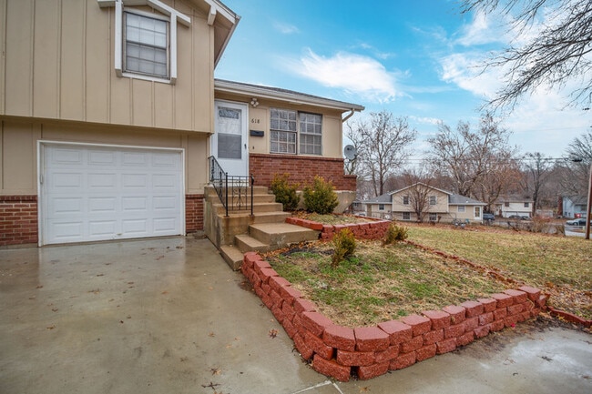 Building Photo - 618 E Johnston St