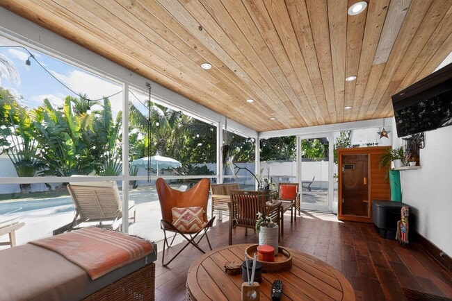 Building Photo - 976 SW 11th St