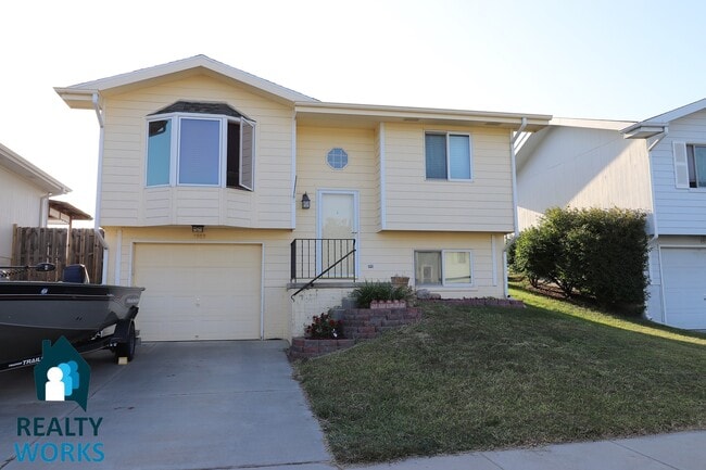 Primary Photo - Lovely 2 Bedroom Split Level Home in NW Li...