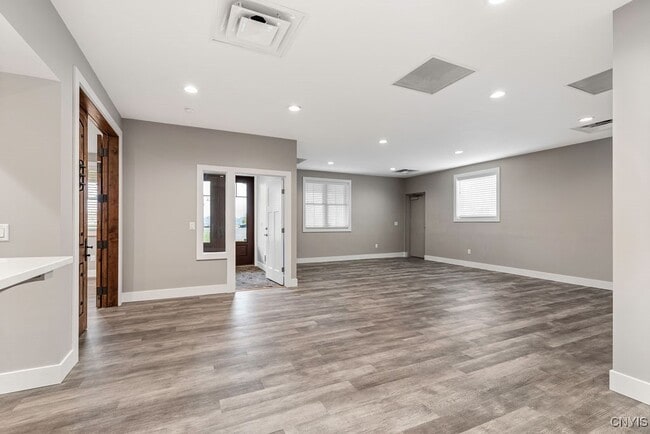 Building Photo - 6475 Collamer Rd