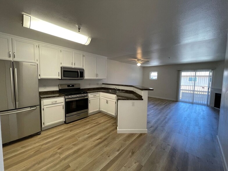 Building Photo - 7323 Winnetka Ave