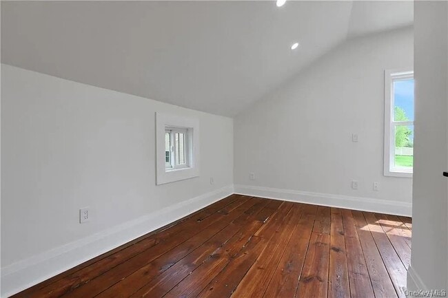 Building Photo - 386 Lakeside Rd