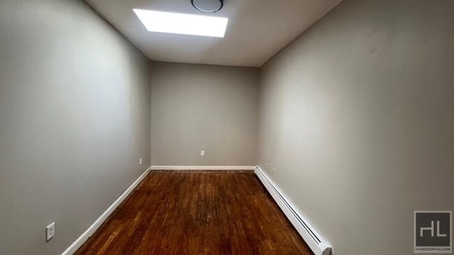 Building Photo - FRESHLY  RENOVATED 3 BEDROOMS/2 FULL BATHR...