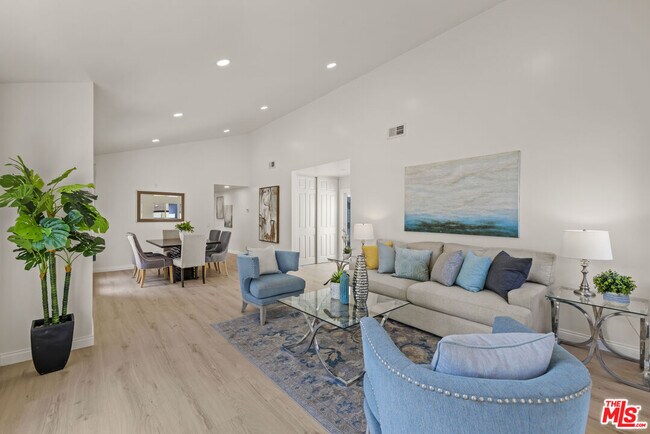 Primary Photo - 13 Pepper Ct