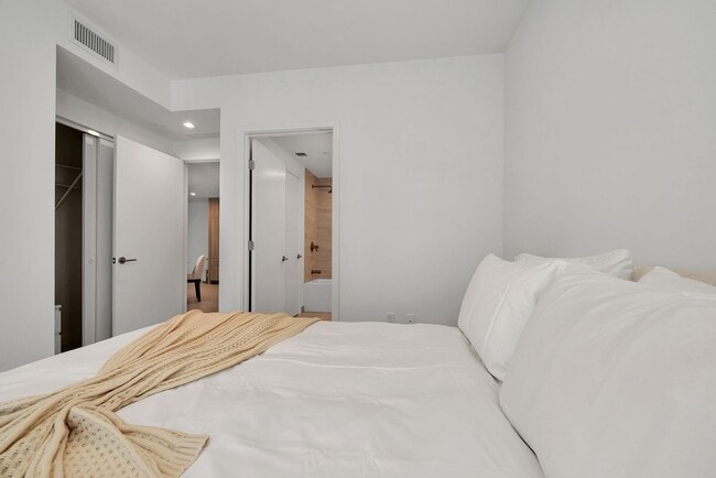 Building Photo - Fully furnished 2-bedroom residence in the heart of Brickell.