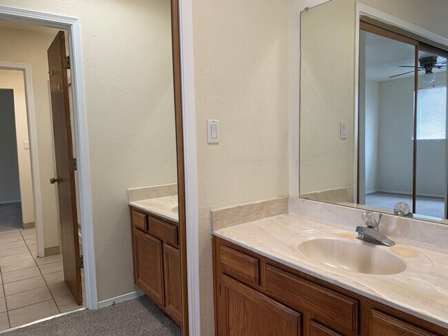 Building Photo - Townhome Style 2bed/1.5 bath