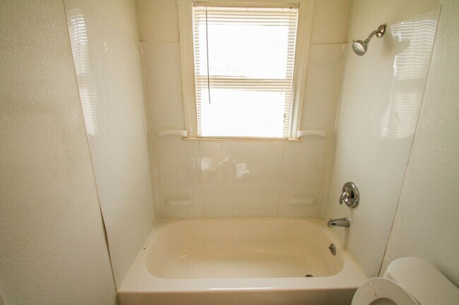 Building Photo - Spacious Cozy Home in Eastlawn