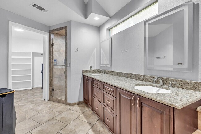 Building Photo - 6515 Amber Dr