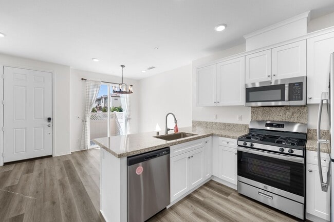 Building Photo - Beautiful 3 Bed / 2.5 Bath Condo with Open Floor Plan & Private Patio!