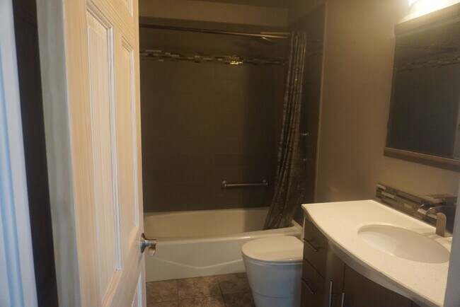 Building Photo - Great House off Brook Forest!