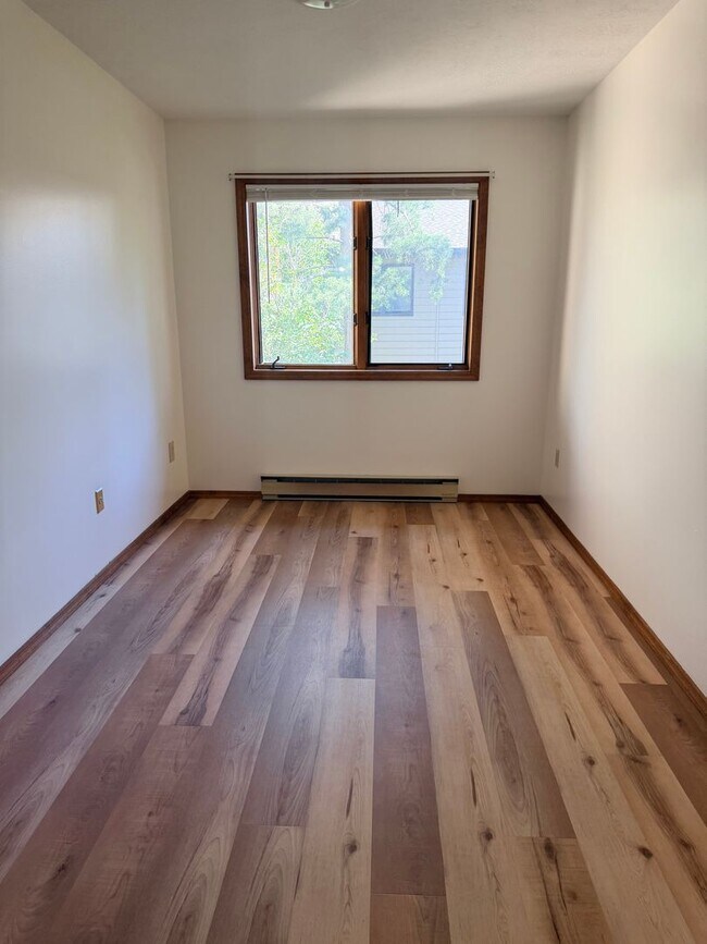 Building Photo - Recently updated unit Near Montana State!