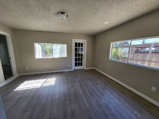 Building Photo - Mid-Century Home Ready for Move-In