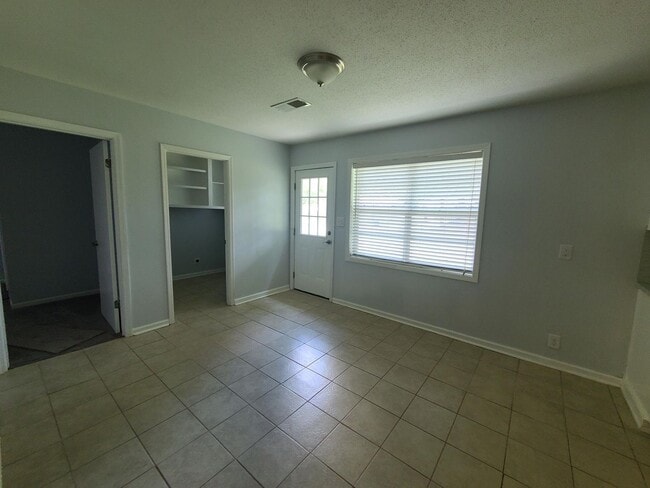 Building Photo - 4 Bedrooms 2.5 Baths, North Columbus