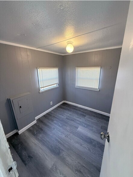 Building Photo - 215 Weeks Rd