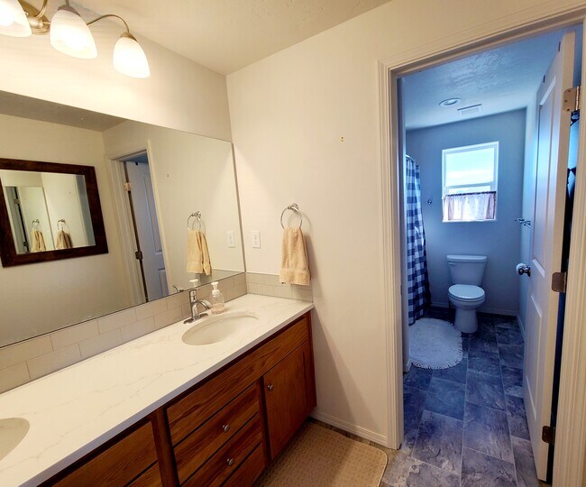 Upstairs Bathroom - 8295 Diamond Point Cir NE