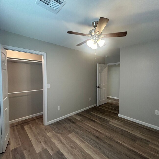 Building Photo - Welcome home to this beautifully designed 3-bedroom, 2 bath half duplex