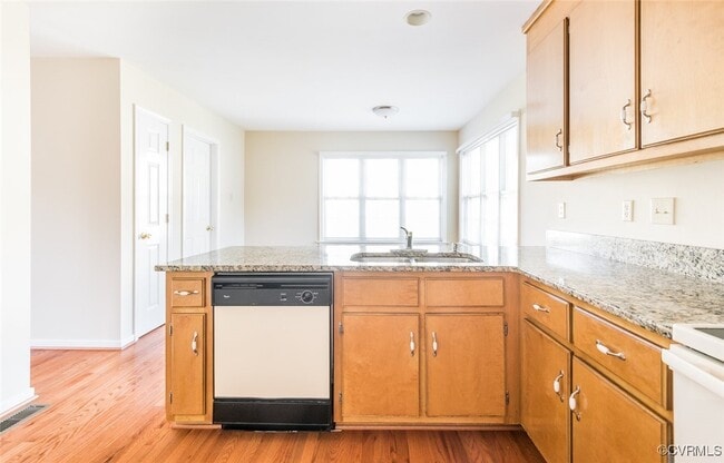 Building Photo - 13812 Sycamore Village Dr