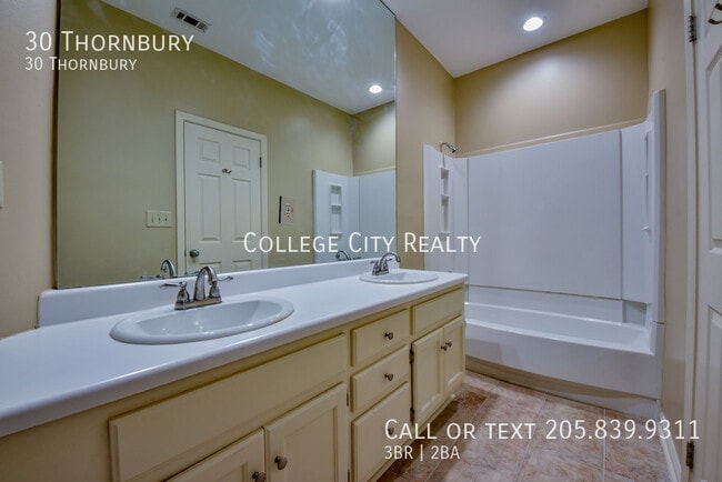 Building Photo - 30 Thornbury-