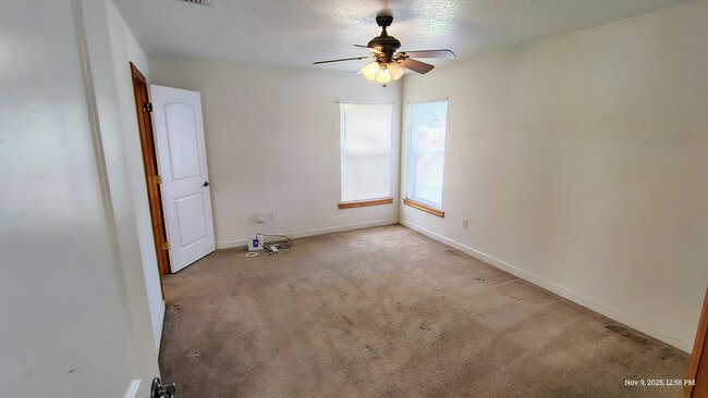 Building Photo - 812 S Varr Ave