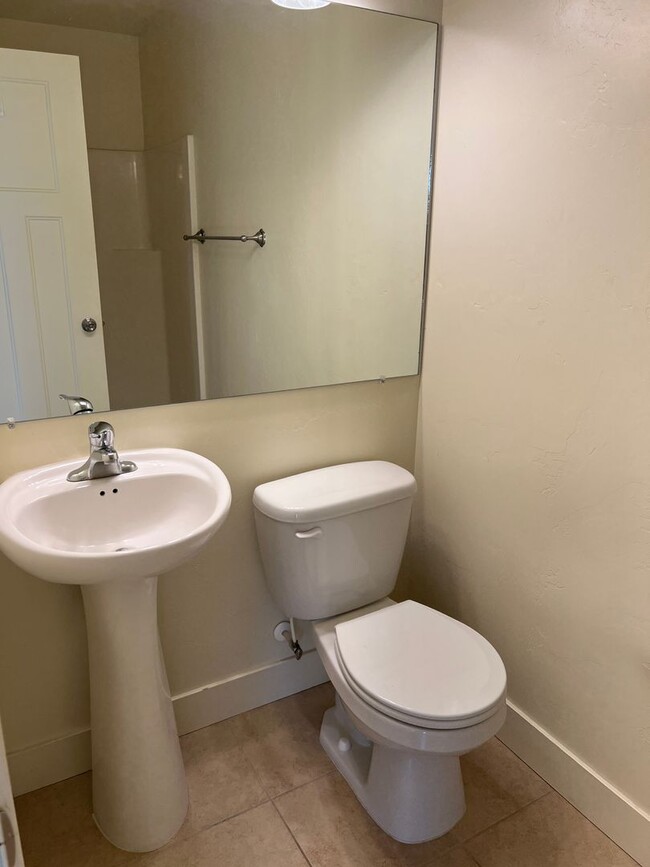 Building Photo - 2 bedroom, 2.5 bathroom townhome at Lincol...