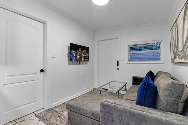 Building Photo - 3130 SW 27th St