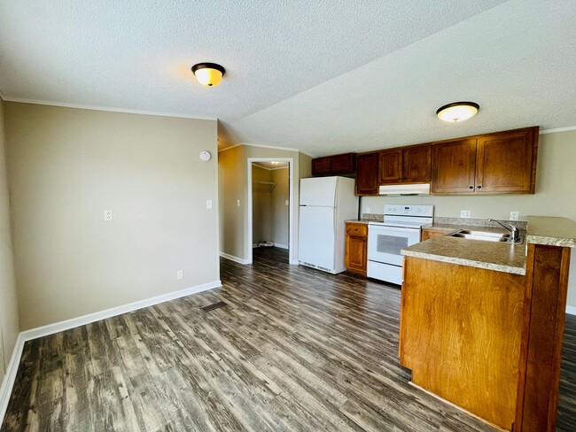 Building Photo - Move in ready!! Privacy and views galore w...