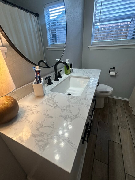 Building Photo - 606 W Ridge Dr