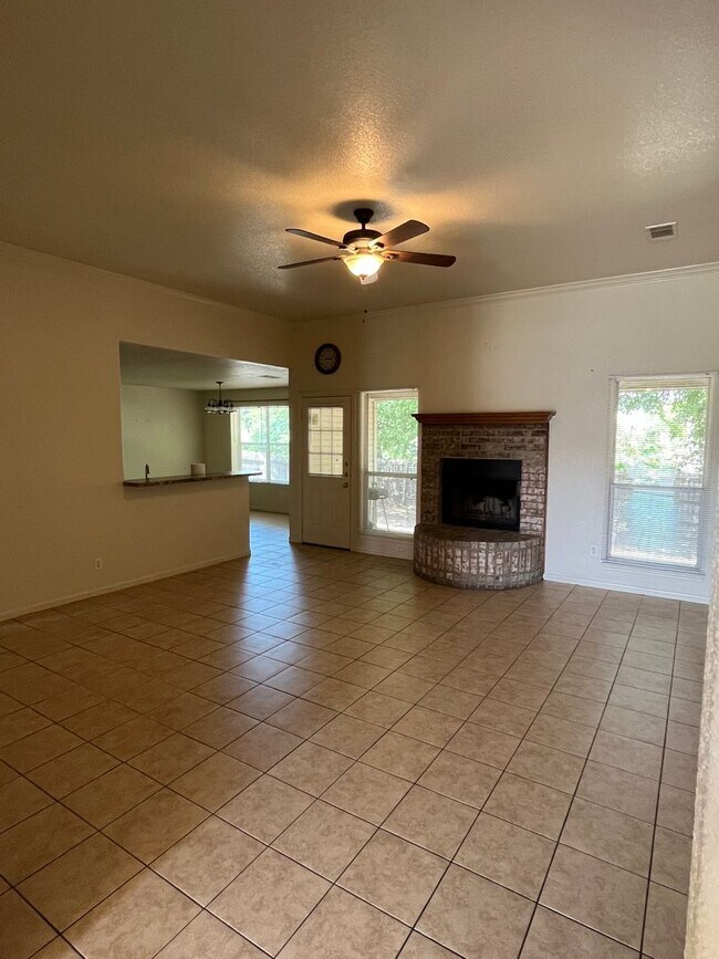 Building Photo - Beautiful Home in Great Location