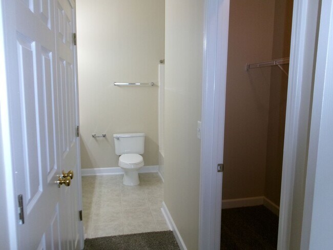 Building Photo - 3 bedroom, 2 bath condo in Carolina Willows