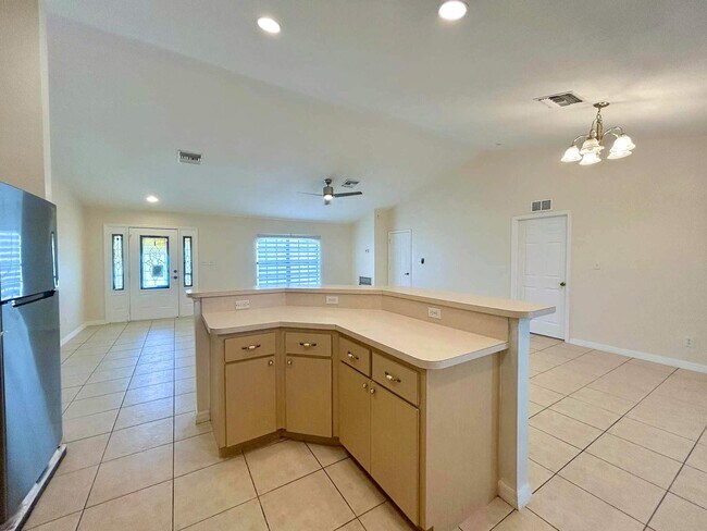 Building Photo - 328 W Sugarland Cir