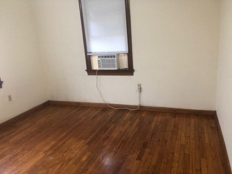 Building Photo - 704 E Thomas St