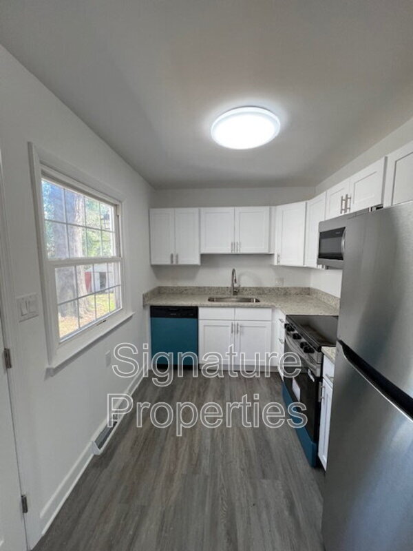 Building Photo - 211 Deerfield Dr